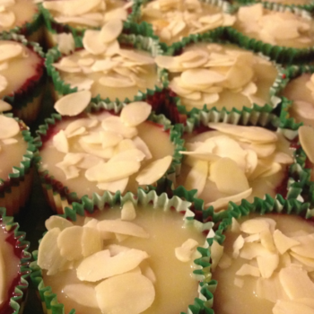 Mini cheesecakes cu sos de zmeură și ganache de ciocolată albă