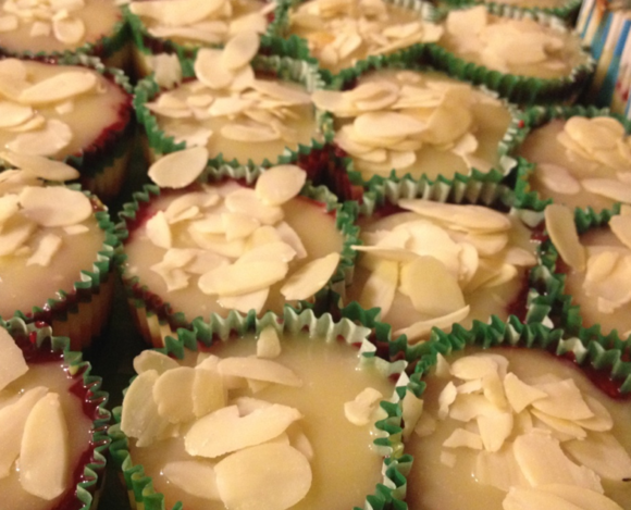 Minicheesecakes Mini cheesecakes cu sos de zmeură și ganache de ciocolată albă
